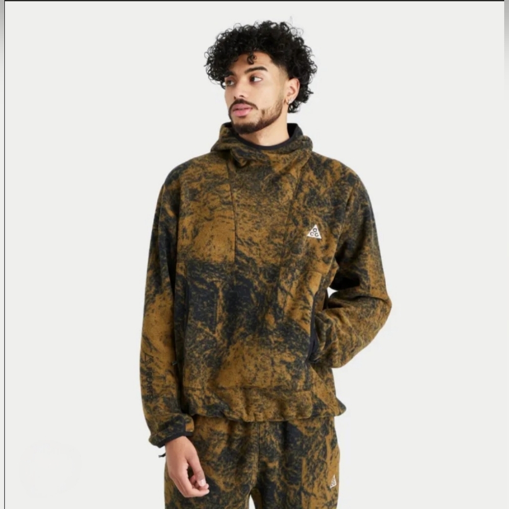 Nike ACG Therma-FIT Wolf Tree Graphic Pullover Hoodie.